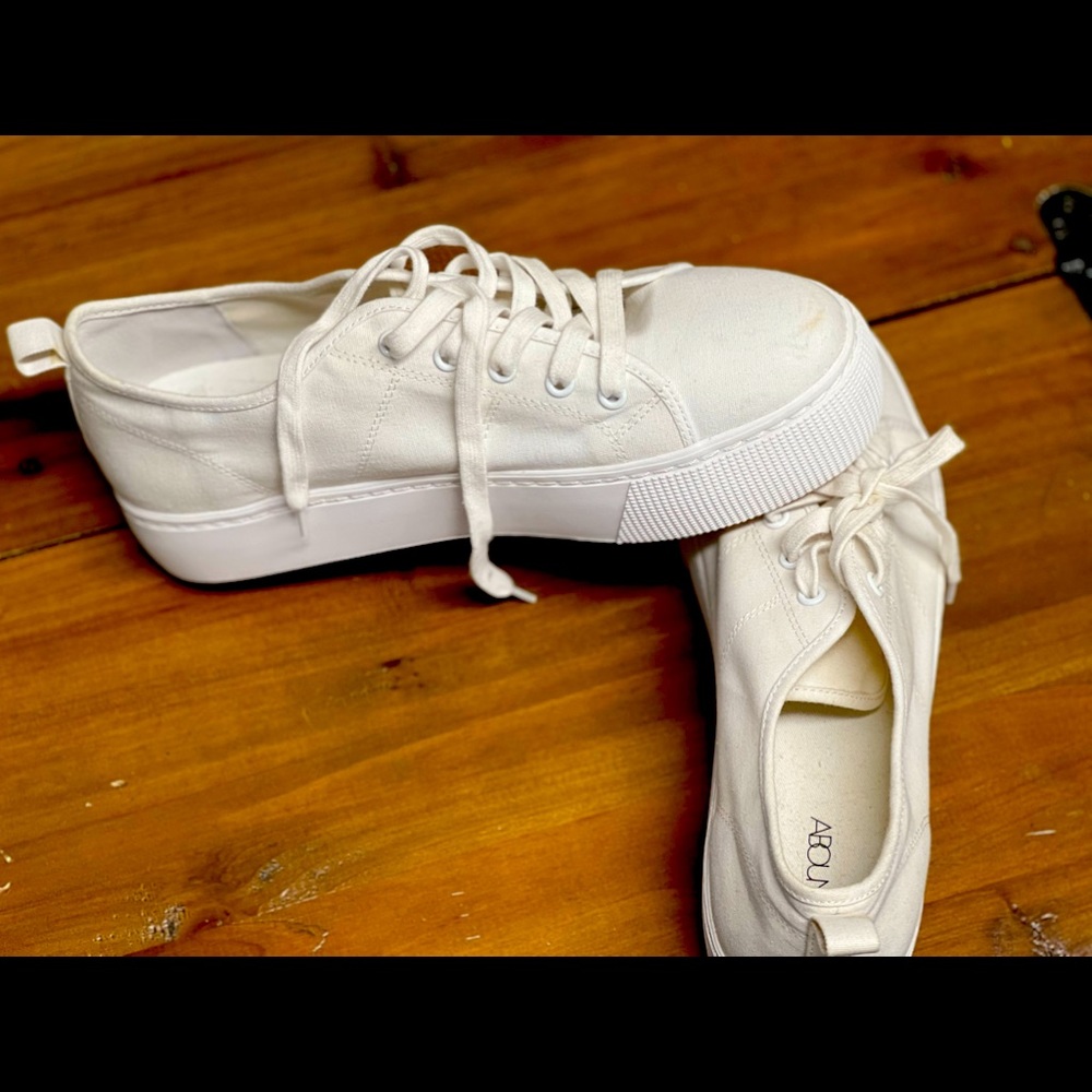 NWOT Abound WHITE canvas platform lace up sneakers. Women’s sz11